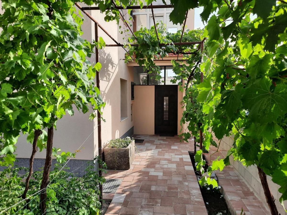 Apartman Laura M Vodice Eksteriør billede