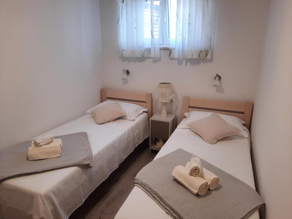 Apartman Laura M Vodice Eksteriør billede
