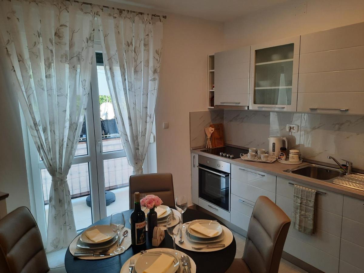 Apartman Laura M Vodice Eksteriør billede
