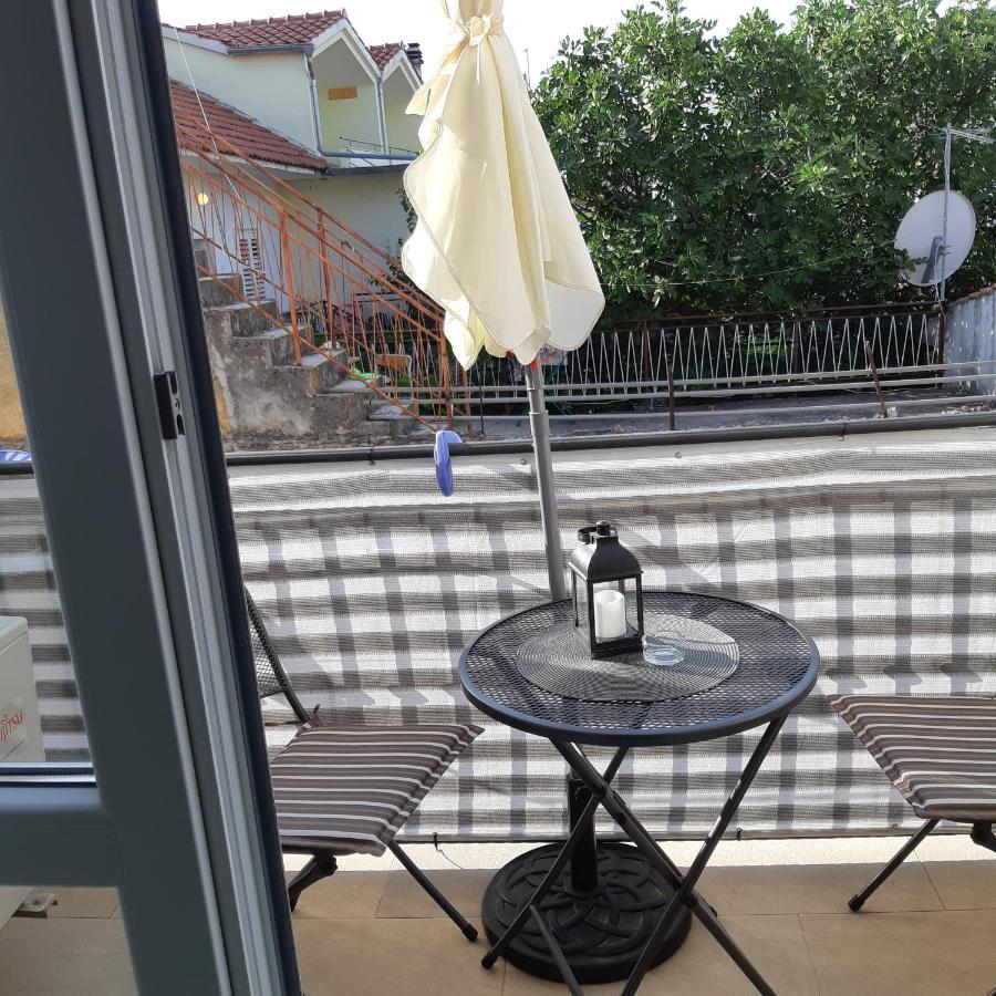 Apartman Laura M Vodice Eksteriør billede
